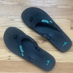 Sanuk women’s flip flops size 9